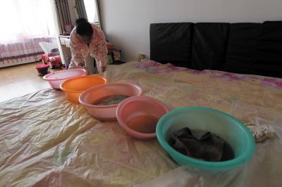 秦安楼上漏水，住户失联，小区没物管，业主维权难！律师来支招……